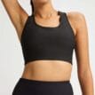 en modell bär en svart Röhnisch Ribbed R Sportsbra sport-bh (dam)