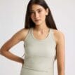 beige Röhnisch Ribbed R Tank träningslinne (dam) på en modell