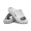 ett par Crocs Mellow Recovery Slide (unisex)