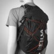 Silva Strive Mountain Pack 17+3L ryggsäck med väst (unisex) på en docka