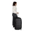 en kvinna använder Osprey Ozone 2-Wheel 80L resväska (unisex)