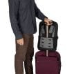 Osprey Ozone Slim Pack reseryggsäck (unisex)fastspänd på en resväska