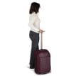 en kvinna håller i en Osprey Ozone 2-Wheel Carry-On 40L resväska (2025) (unisex)