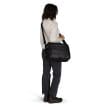 en kvinna bär en Osprey Ozone Brief Bag datorväska (unisex)