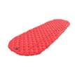en röd Sea To Summit Aircell Mat Ultralight Women Insulated uppblåsbart liggunderlag (dam)