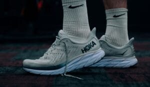 Vita Hoka skor tagna i profil
