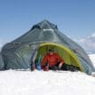 en person i Bergans Wiglo LT v.2 kupoltält för 6 personer