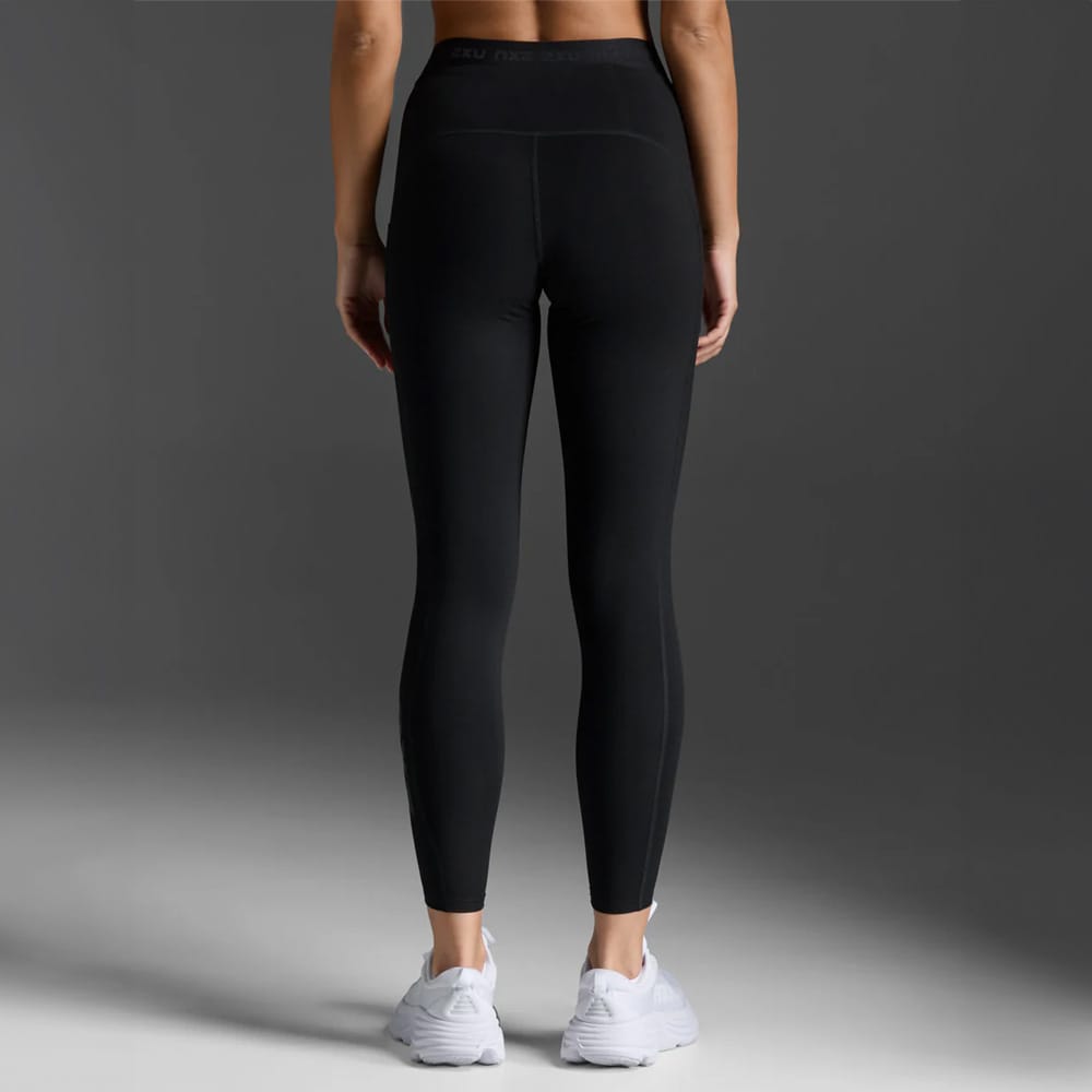 baksida av 2XU Form Stash Hi-Rise Compression Tights träningstights (dam) på en kvinna