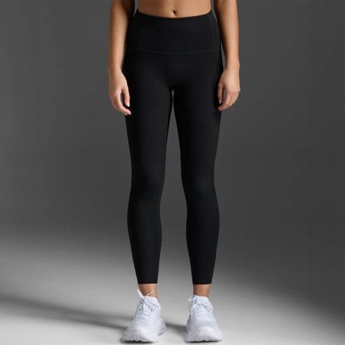 2XU Form Stash Hi-Rise Compression Tights träningstights (dam)på en modell - framifrån