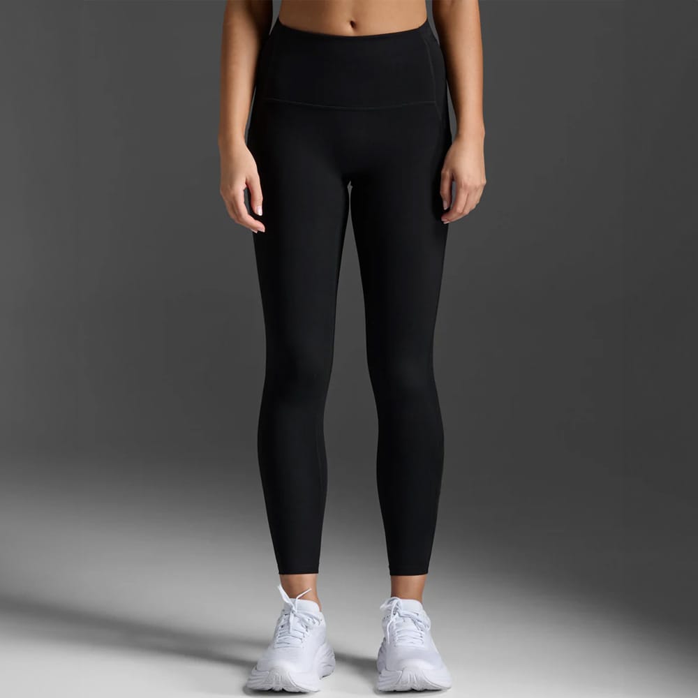 2XU Form Stash Hi-Rise Compression Tights träningstights (dam)på en modell - framifrån
