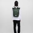en modell bär Sandqvist Ground Rolltop Backpack ryggsäck (unisex) på ryggen