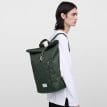 Sandqvist Ground Rolltop Backpack ryggsäck (unisex)på en mans axel