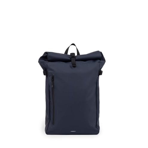 Sandqvist Stream Slim Rolltop M 20 L dagsryggsäck (unisex)i färgen navy
