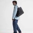 en modell bär en Herschel Classic Tote 19 L väska (unisex)