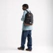 en manlig modell bär Herschel Heritage 24 L vardagsryggsäck (unisex)