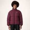 en modell bär Fila Cimone relaxed puffer jacket vinterjacka (dam)