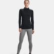 en modell bär en Under Armour UA Coldgear Authentics Mockneck träningströja (dam)