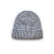 Beredd ullmössa i gråi en grå färg