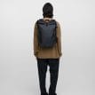 Sandqvist Stream Slim Rolltop L 26 L dagsryggsäck (unisex)på en modell
