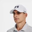 en modell bär en vit Under Armour UA Golf 96 Hat keps (unisex)