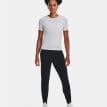 en modell bär en Under Armour UA Unstoppable Jogger träningsbyxor (dam)