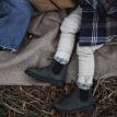 Blundstone 1325 chelseas (barn/ungdom) på ett barn som sitter på en filt