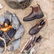 Blundstone 550 chelseas (unisex) vid en brasa på strand