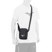 Mizuno Pouch Waso axelväska (unisex) på en modell