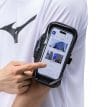 en person använder Mizuno Arm pouch (unisex)